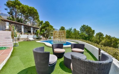 Villa exclusive offrant une vue panoramique imprenable, située à proximité du club de golf d